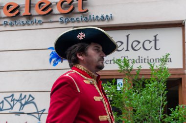 Timisoara, Romanya - 15 Eylül 2018: Nöbetçi değiştirme töreni. Dönem kostümleri.