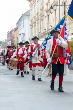 Timisoara, Romanya - 15 Eylül 2018: Nöbetçi değiştirme töreni. Dönem kostümleri.