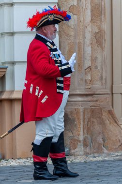 Timisoara, Romanya - 15 Eylül 2018: Nöbetçi değiştirme töreni. Dönem kostümleri.