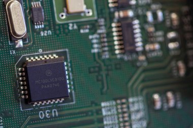 Timisoara, Romanya - 09 Nisan 2020: ON MC100LVE310G Diferansiyel Fanout tamponuna yakın plan. Elektronik bileşenler.