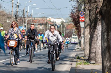 Timisoara, Romanya - 3 Nisan 2016: İnsanlar bahar pedalında bisiklet sürüyor
