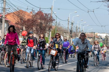 Timisoara, Romanya - 3 Nisan 2016: İnsanlar bahar pedalında bisiklet sürüyor