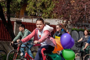 Timisoara, Romanya - 3 Nisan 2016: İnsanlar bahar pedalında bisiklet sürüyor