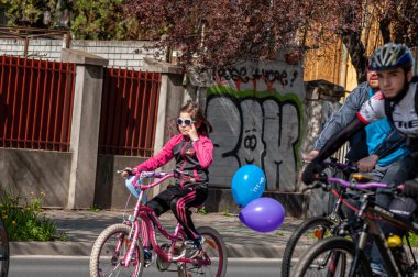 Timisoara, Romanya - 3 Nisan 2016: İnsanlar bahar pedalında bisiklet sürüyor