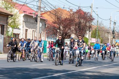 Timisoara, Romanya - 3 Nisan 2016: İnsanlar bahar pedalında bisiklet sürüyor