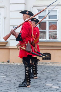 Timisoara, Romanya - 15 Eylül 2018: Nöbetçi değiştirme töreni. Dönem kostümleri.