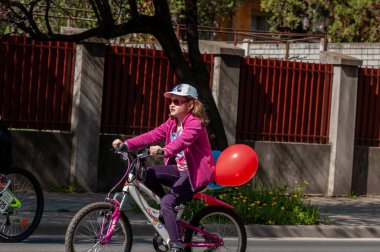 Timisoara, Romanya - 3 Nisan 2016: İnsanlar bahar pedalında bisiklet sürüyor