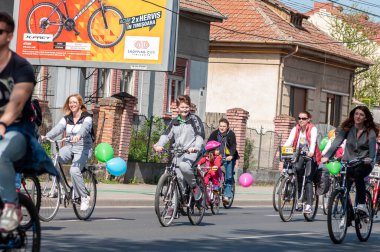 Timisoara, Romanya - 3 Nisan 2016: İnsanlar bahar pedalında bisiklet sürüyor