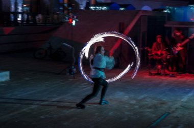 Timisoara, Romanya - 19 Aralık 2017: Bir yangın gösterisinde soyut yangın izleri. Hafif boya. Uzun pozlama. Hareket Bulanıklığı.