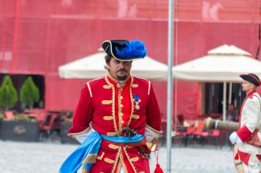 Timisoara, Romanya - 15 Eylül 2018: Nöbetçi değiştirme töreni. Dönem kostümleri.