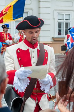 Timisoara, Romanya - 15 Eylül 2018: Nöbetçi değiştirme töreni. Dönem kostümleri.