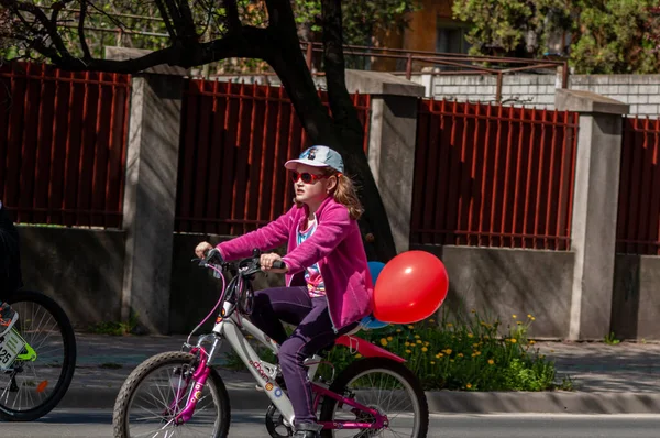 Timisoara, Romanya - 3 Nisan 2016: İnsanlar bahar pedalında bisiklet sürüyor