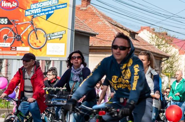 Timisoara, Romanya - 3 Nisan 2016: İnsanlar bahar pedalında bisiklet sürüyor
