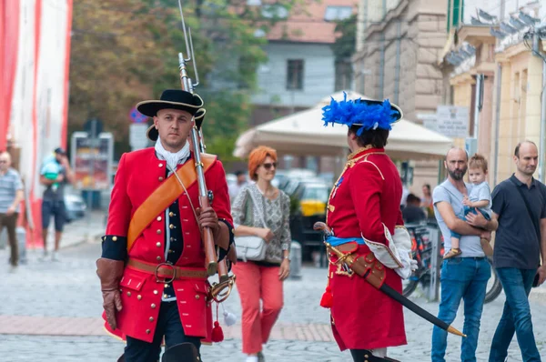 Timisoara, Romanya - 15 Eylül 2018: Nöbetçi değiştirme töreni. Dönem kostümleri.