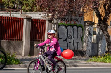 Timisoara, Romanya - 3 Nisan 2016: İnsanlar bahar pedalında bisiklet sürüyor
