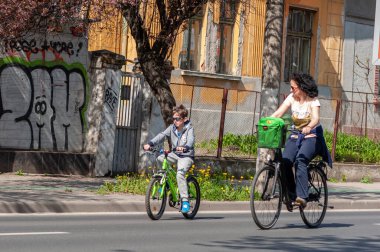 Timisoara, Romanya - 3 Nisan 2016: İnsanlar bahar pedalında bisiklet sürüyor