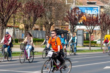 Timisoara, Romanya - 3 Nisan 2016: İnsanlar bahar pedalında bisiklet sürüyor