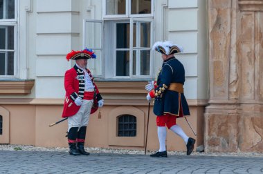 Timisoara, Romanya - 15 Eylül 2018: Nöbetçi değiştirme töreni. Dönem kostümleri.