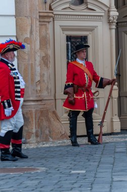 Timisoara, Romanya - 15 Eylül 2018: Nöbetçi değiştirme töreni. Dönem kostümleri.