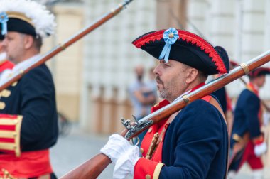 Timisoara, Romanya - 15 Eylül 2018: Nöbetçi değiştirme töreni. Dönem kostümleri.