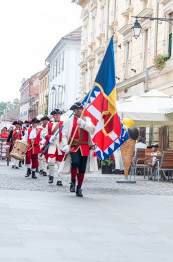Timisoara, Romanya - 15 Eylül 2018: Nöbetçi değiştirme töreni. Dönem kostümleri.