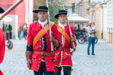 Timisoara, Romanya - 15 Eylül 2018: Nöbetçi değiştirme töreni. Dönem kostümleri.