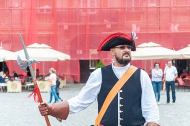 Timisoara, Romanya - 15 Eylül 2018: Nöbetçi değiştirme töreni. Dönem kostümleri.