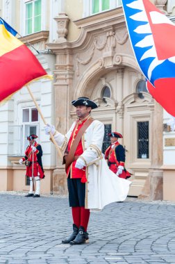 Timisoara, Romanya - 15 Eylül 2018: Nöbetçi değiştirme töreni. Dönem kostümleri.