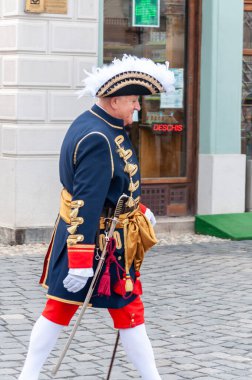 Timisoara, Romanya - 15 Eylül 2018: Nöbetçi değiştirme töreni. Dönem kostümleri.