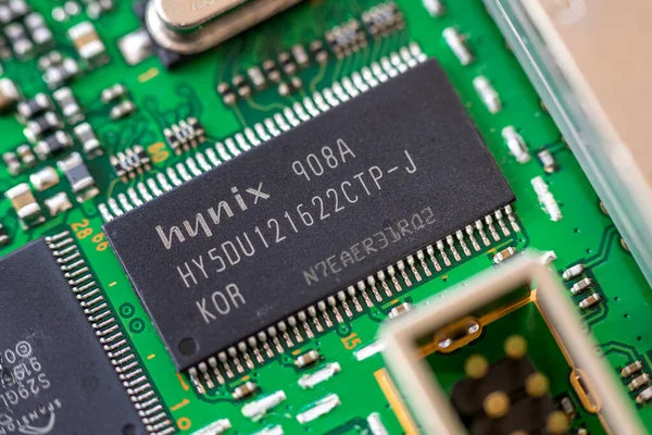 Timisoara, Romanya - 05 Nisan 2020: Hynix HY5DU12162CTP-J DDRAM 'a yakın çekim. Elektronik bileşenler.