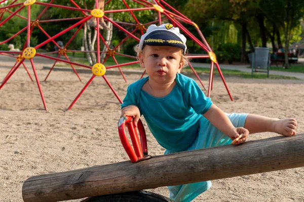 Bambino Che Gioca Nella Sabbia Parco Giochi Cappello Capitano — Foto Stock