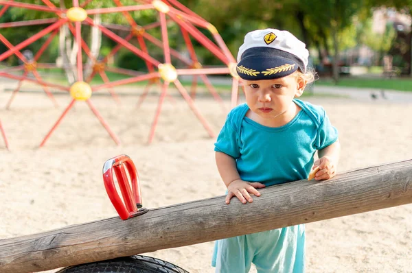Egy Gyerek Játszik Homokban Egy Játszótéren Kapitány Kalapja — Stock Fotó