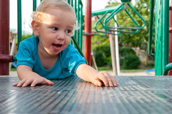 Bambino Che Gioca Parco Giochi Facce Divertenti — Foto Stock