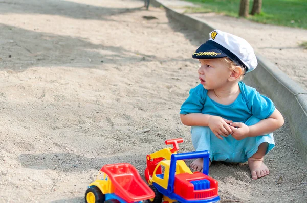 Kind Beim Spielen Sand Auf Einem Spielplatz Kapitänsmütze lizenzfreie Stockfotos