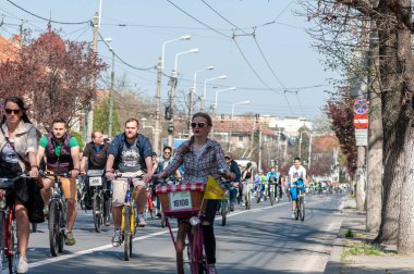 Timisoara, Romanya - 3 Nisan 2016: İnsanlar bahar pedalında bisiklet sürüyor