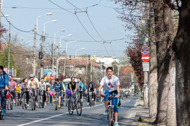 Timisoara, Romanya - 3 Nisan 2016: İnsanlar bahar pedalında bisiklet sürüyor