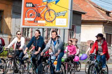Timisoara, Romanya - 3 Nisan 2016: İnsanlar bahar pedalında bisiklet sürüyor