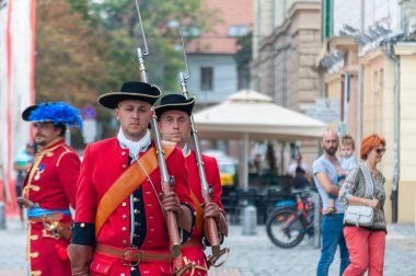 Timisoara, Romanya - 15 Eylül 2018: Nöbetçi değiştirme töreni. Dönem kostümleri.