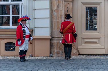 Timisoara, Romanya - 15 Eylül 2018: Nöbetçi değiştirme töreni. Dönem kostümleri.