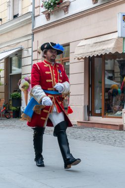 Timisoara, Romanya - 15 Eylül 2018: Nöbetçi değiştirme töreni. Dönem kostümleri.