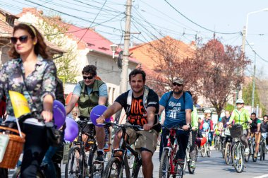 Timisoara, Romanya - 3 Nisan 2016: İnsanlar bahar pedalında bisiklet sürüyor