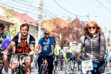 Timisoara, Romanya - 3 Nisan 2016: İnsanlar bahar pedalında bisiklet sürüyor
