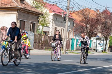 Timisoara, Romanya - 3 Nisan 2016: İnsanlar bahar pedalında bisiklet sürüyor