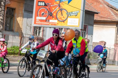 Timisoara, Romanya - 3 Nisan 2016: İnsanlar bahar pedalında bisiklet sürüyor