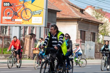 Timisoara, Romanya - 3 Nisan 2016: İnsanlar bahar pedalında bisiklet sürüyor