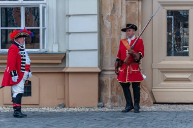 Timisoara, Romanya - 15 Eylül 2018: Nöbetçi değiştirme töreni. Dönem kostümleri.