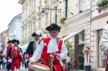 Timisoara, Romanya - 15 Eylül 2018: Nöbetçi değiştirme töreni. Dönem kostümleri.