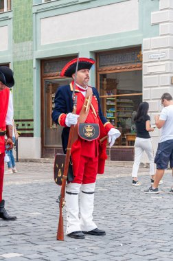 Timisoara, Romanya - 15 Eylül 2018: Nöbetçi değiştirme töreni. Dönem kostümleri.