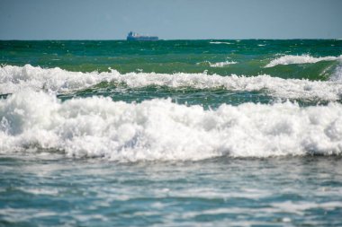 Açık bir günde Karadeniz 'in dalgaları. Arka planda tekne.