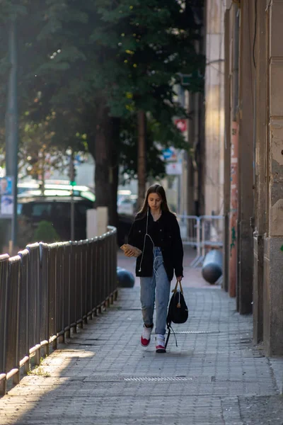 Timisoara Rumania Septiembre 2020 Mujer Caminando Por Calle Gente Real — Foto de Stock